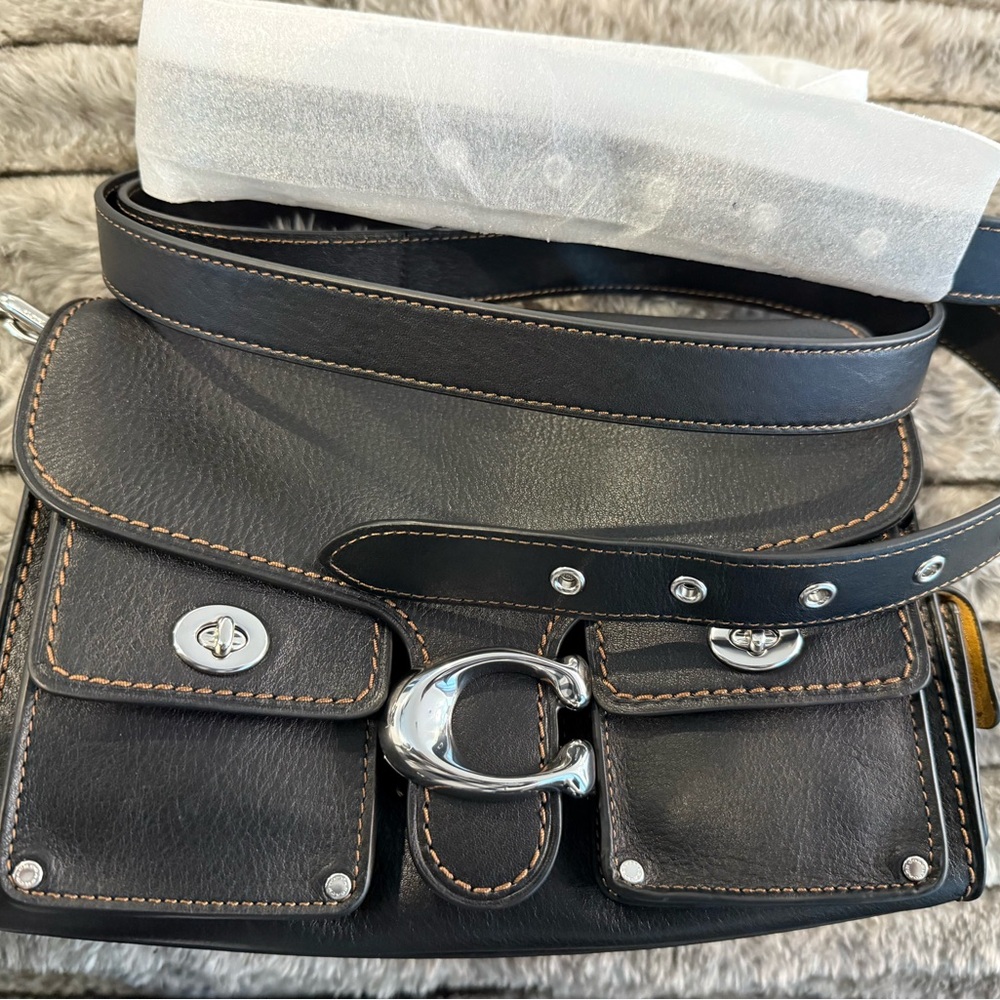 Cargo Turnlock Soft Tabby in Black (Medium Size)